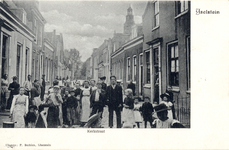 12290 Gezicht in de Kerkstraat te IJsselstein, uit het zuidoosten, met op de voorgrond een groep poserende kinderen.